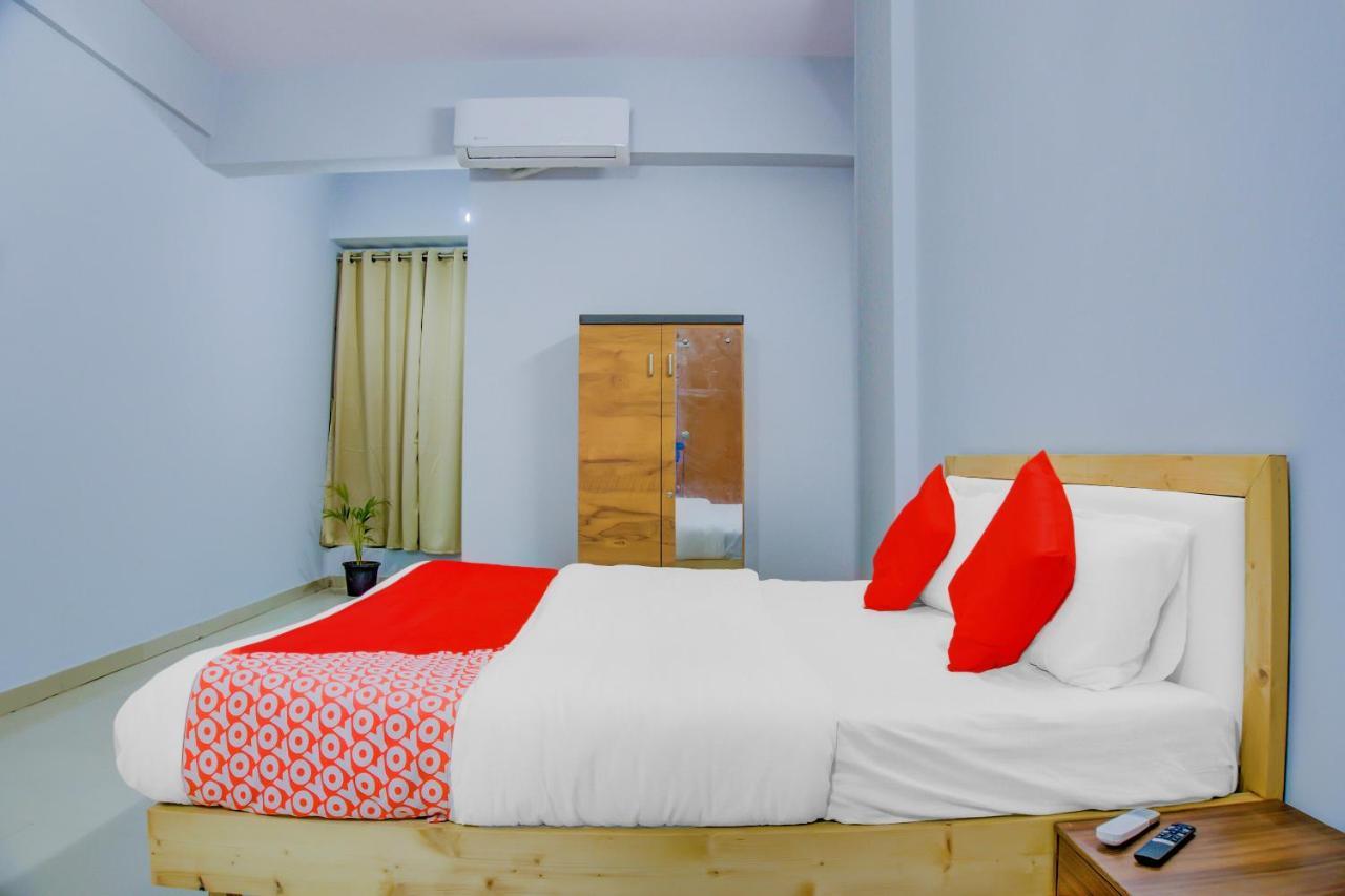 Oyo 75173 Hotel Regency Сурат Екстериор снимка