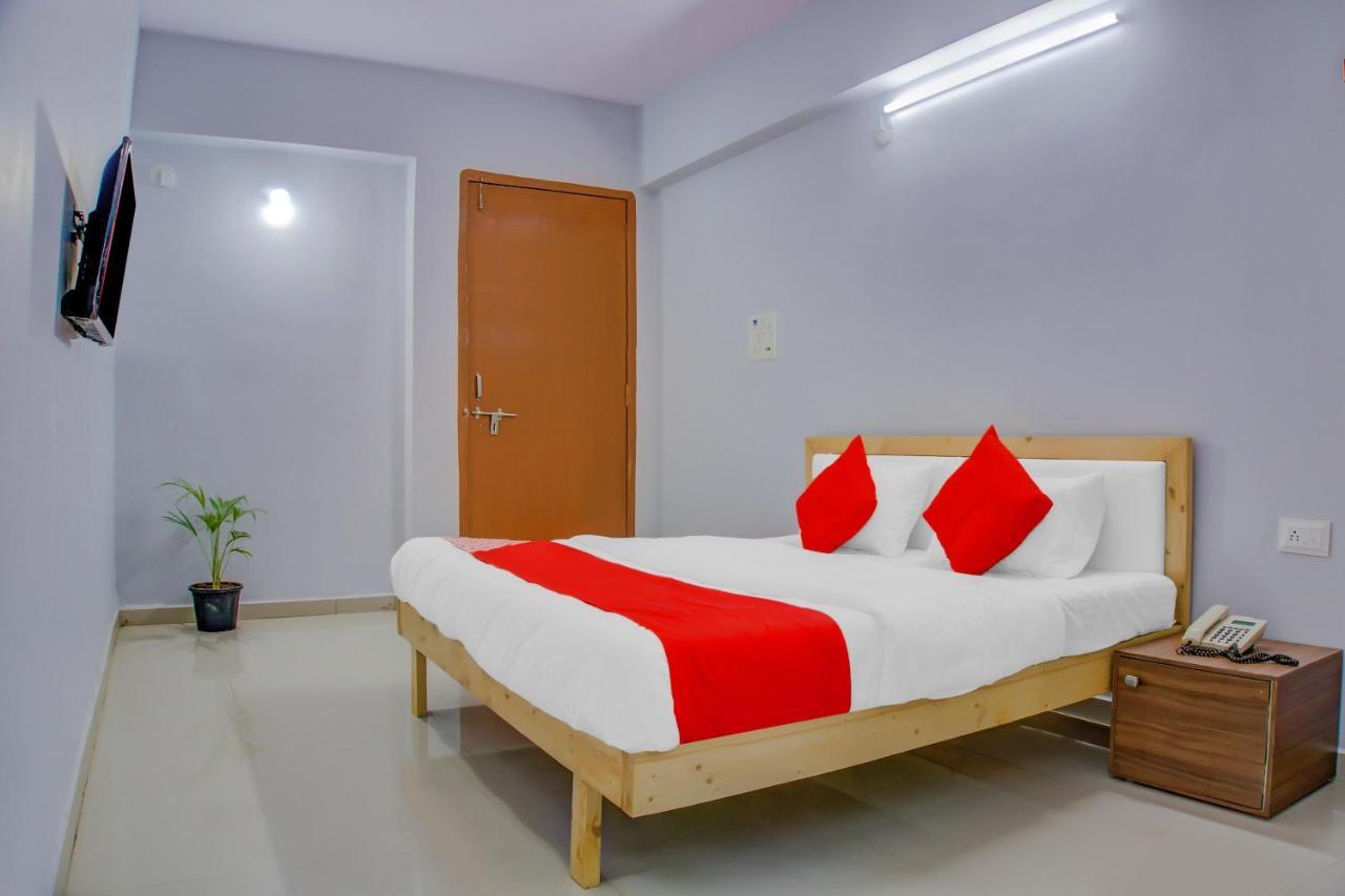 Oyo 75173 Hotel Regency Сурат Екстериор снимка