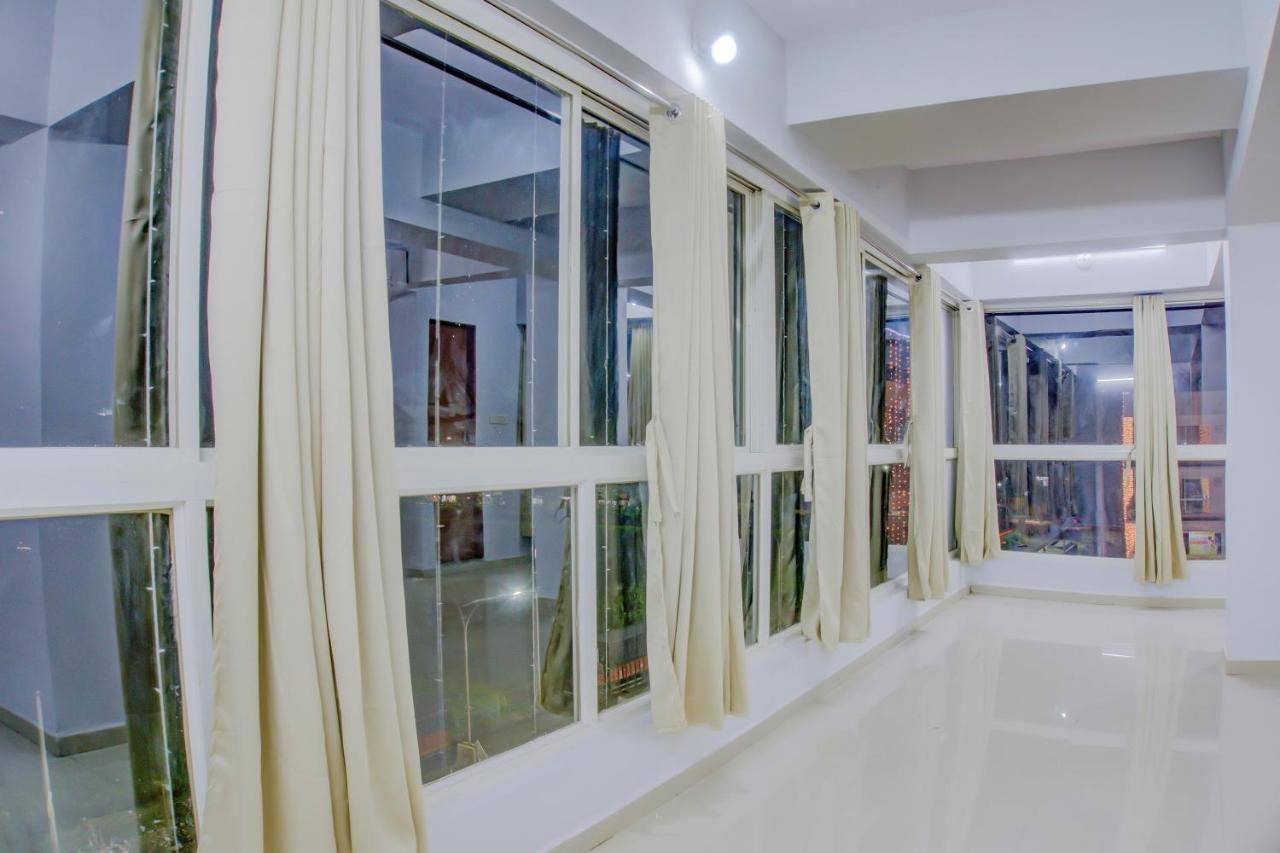 Oyo 75173 Hotel Regency Сурат Екстериор снимка