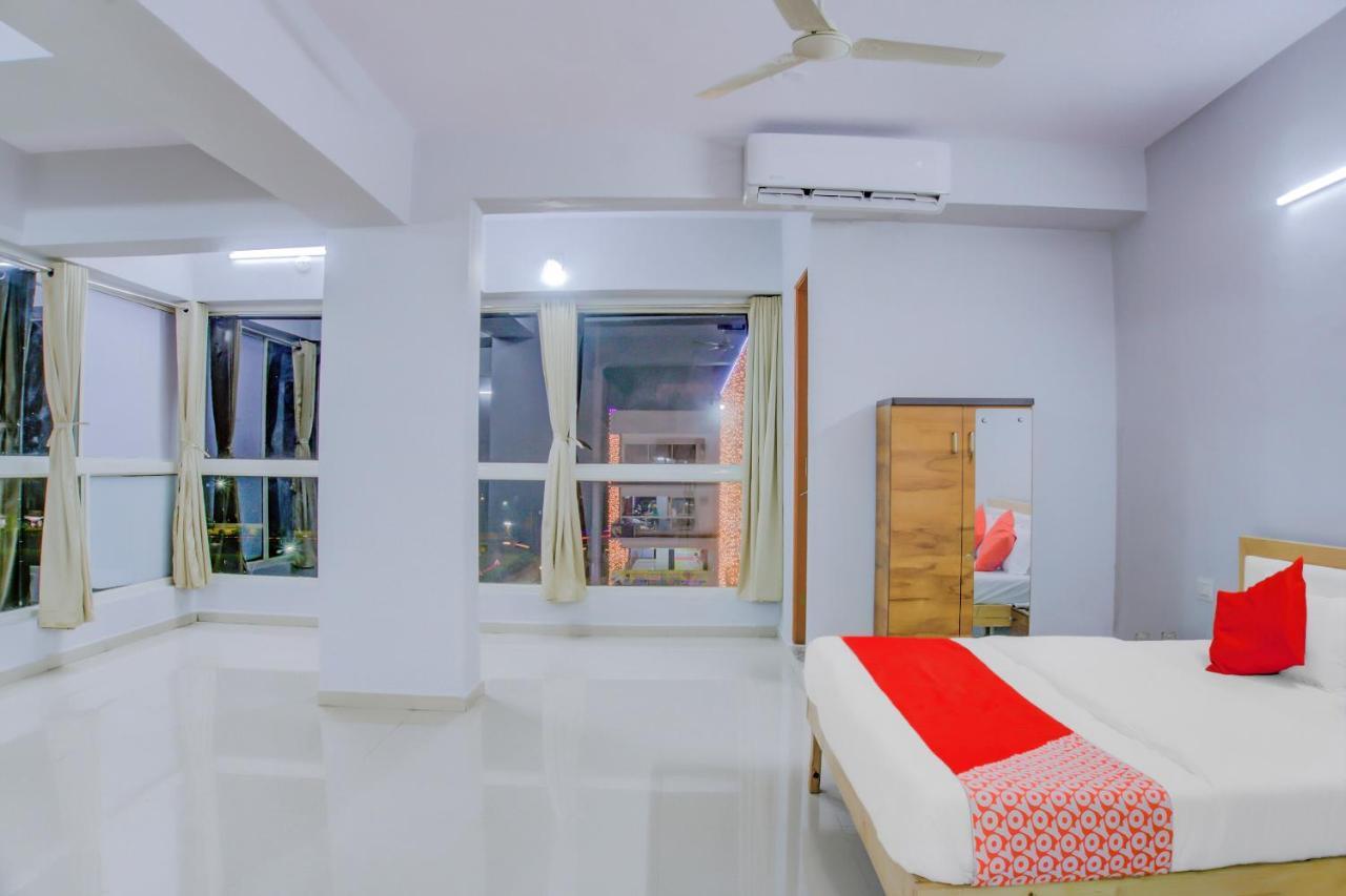 Oyo 75173 Hotel Regency Сурат Екстериор снимка