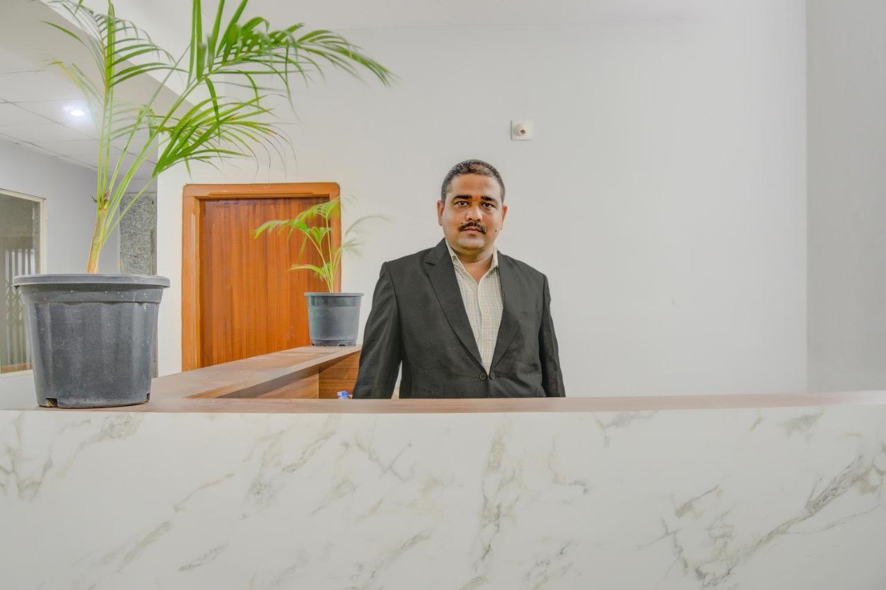 Oyo 75173 Hotel Regency Сурат Екстериор снимка
