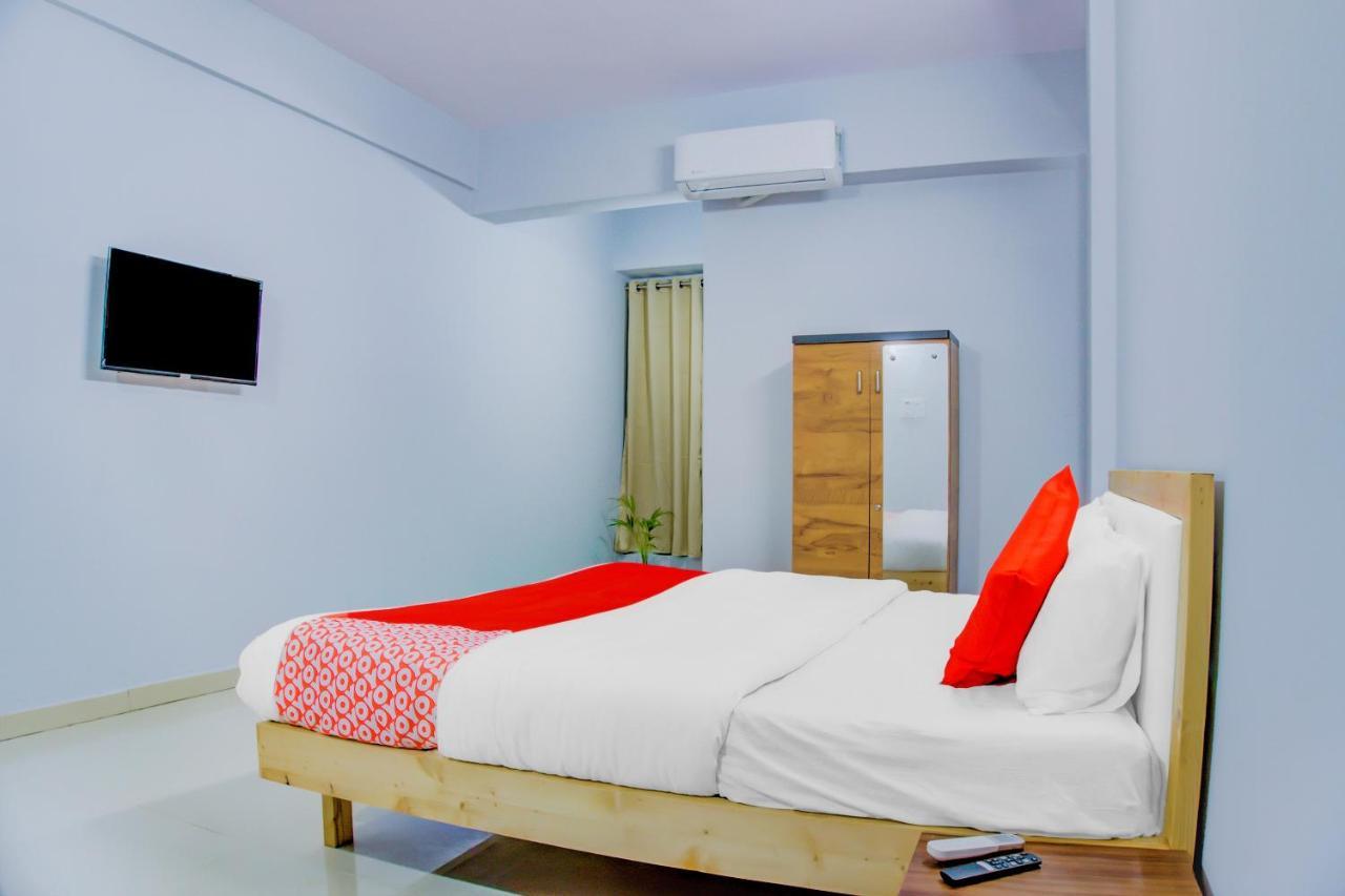 Oyo 75173 Hotel Regency Сурат Екстериор снимка