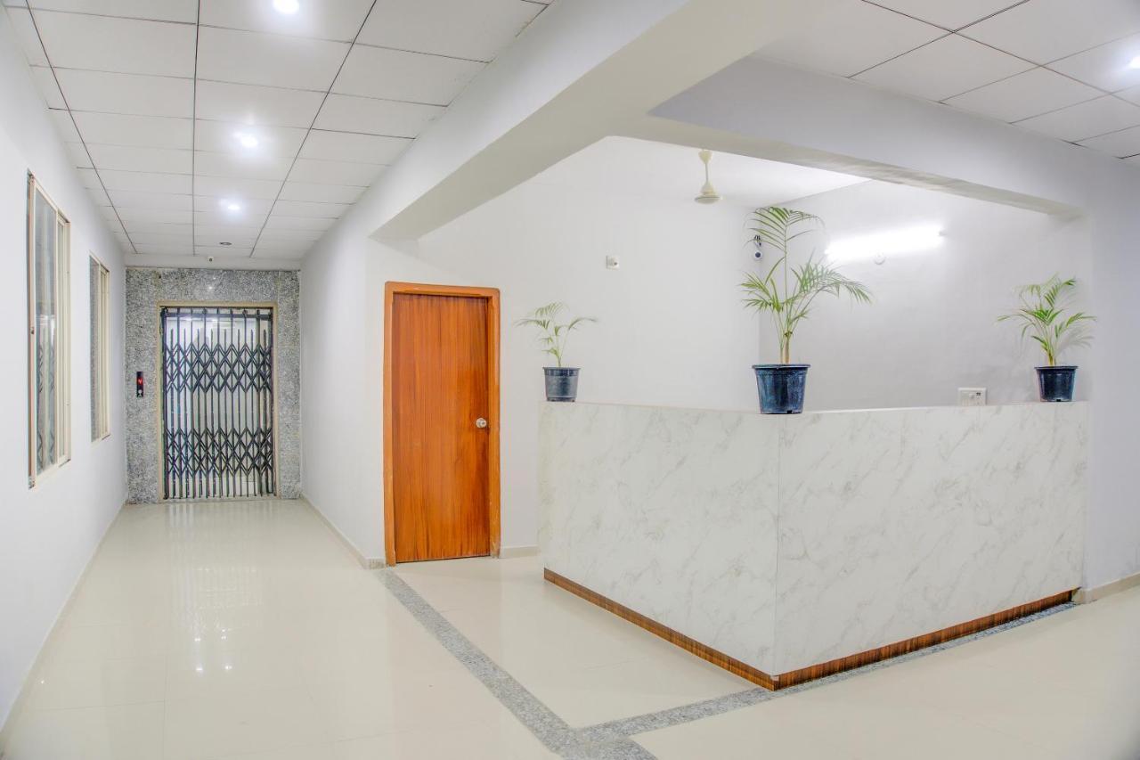 Oyo 75173 Hotel Regency Сурат Екстериор снимка